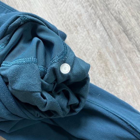 Lululemon ❤️🎄 jogger in Night Diver - Picture 4 of 7